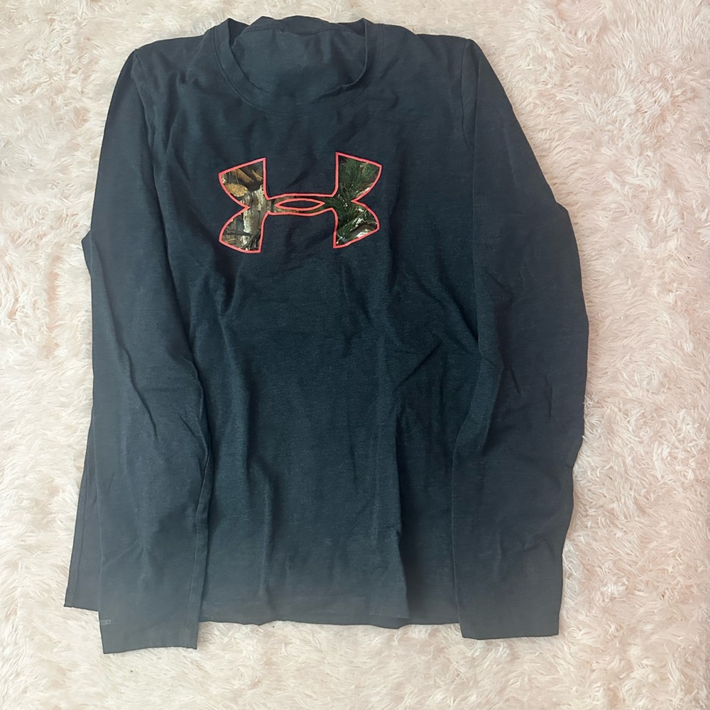 💕 Under Armour Gray Long Sleeve Shirt with Camo Logo
